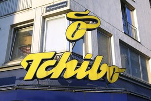 Tchibo-Logo an einer Hausfassade