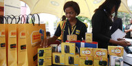 Eine Mitarbeiterin an einem Handy-Promotion-Stand in Nigeria