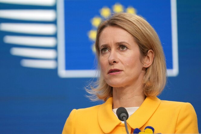 Kaja Kallas in gelber Bekleidung, im Hintergrund die EU-Fahne