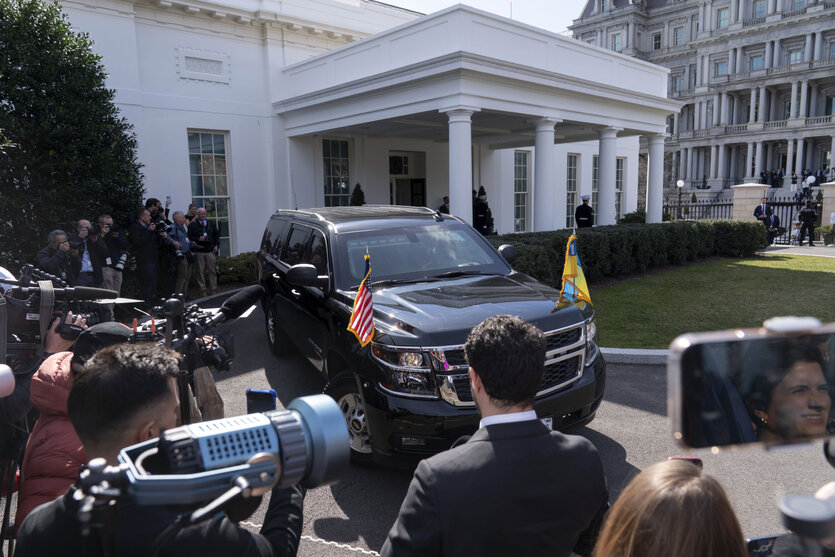 Ein Fahrzeug mit dem ukrainischen Präsidenten Wolodymyr Selenskyj an Bord verlässt nach einem Treffen mit US-Präsident Trump das Weiße Haus