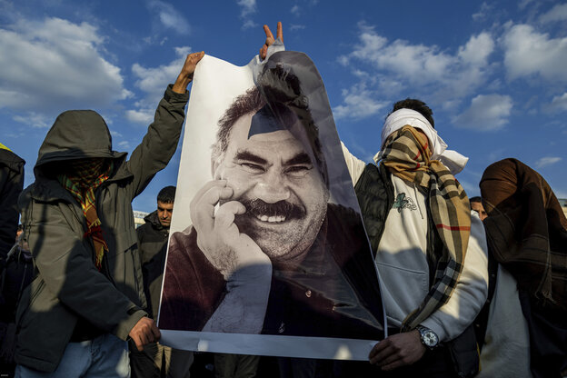 Jugendliche halten ein Plakat des inhaftierten Anführers der Arbeiterpartei Kurdistans (PKK), Abdullah Öcalan