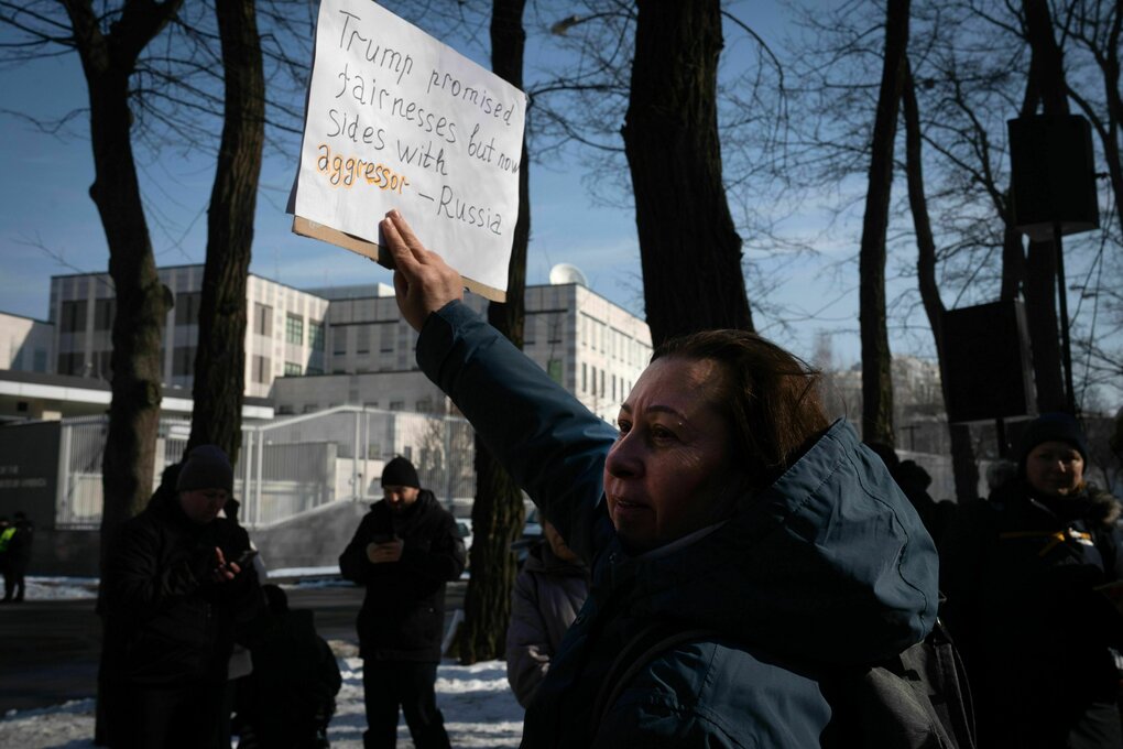 Eine Frau protestiert vor der US-Botschaft in Kiew gegen die Ukraine-Politik der USA.t Trump.