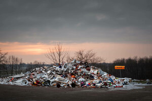 Eine Keramik-Müllhalde im Sonnenuntergang