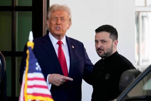 US-Präsident Trump macht sich über den Pullover von Selenkyj lustig, zeigt mit dem Finger auf ihn