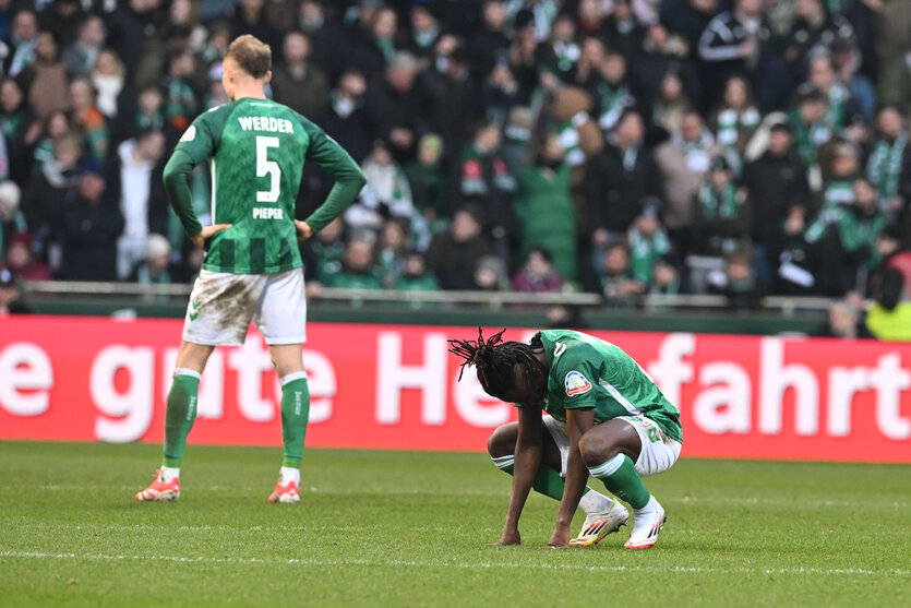 Entmutigte Werder-Spieler, hier Amos Pieper (l.) und Issa Kabore