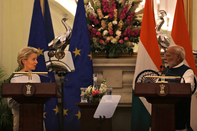 Ursula von der Leyen und Narendra Modi stehen nebeneinander an Rednerpulten.