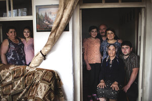 Die Fotografin Anahit Hayrapetyan dokumentiert eine Familie. Das Bild heißt 