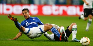 Schalke-Spieler Di Santo fällt hin.