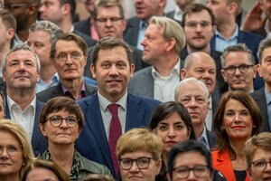 Zu sehen sind Abgeordnete der SPD bei einem Gruppenbild anläßlich der Bundestagswahl, mittig im Bild Bundesvorsitzender Lars Klingbeil neben Karl Lauterbach, Bundesminister für Gesundheit..