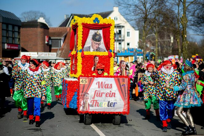 Rosenmontagsumzug, auf dem Themenwagen ist ein Foto von Friedrich merz angebracht