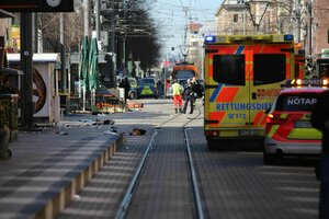 Krankenwagen in einer Fußgängerzone