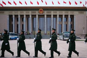 Paramilitärs marschieren in Peking vor der Großen Halle