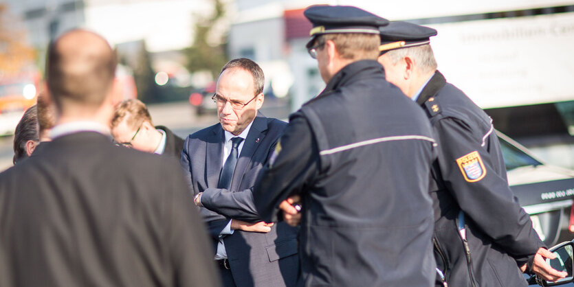 Hessens Innenminster Peter Beuth besucht eine Flüchtlingsunterkunft, in der Feuer gelegt wurde.