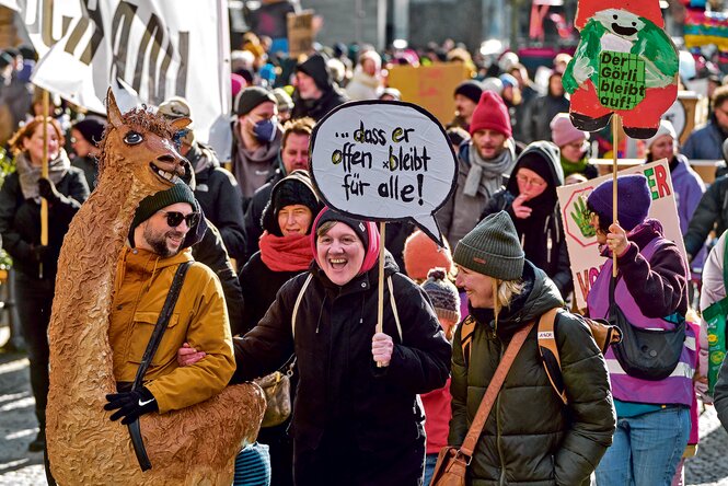 demonstrierende gegen görli zaun