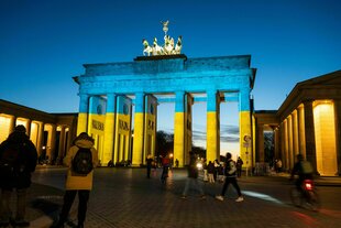 Das Brandenburger Tor ist in den Farben der ukrainischen Flagge (blau und gelb) angestrahlt