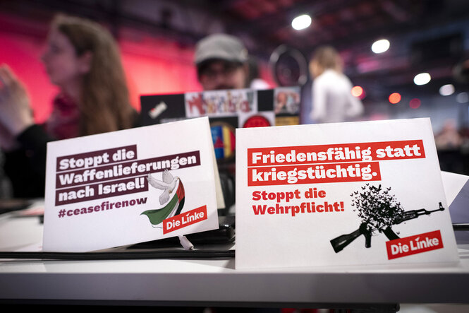 Zwei Plakate der LInken mit Parolen zur Friedenspolitik