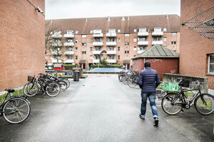 Eine Person läuft in ein Wohnviertel