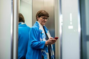 Saskia Esken, SPD-Bundesvorsitzende, schaut auf ihr Handy.