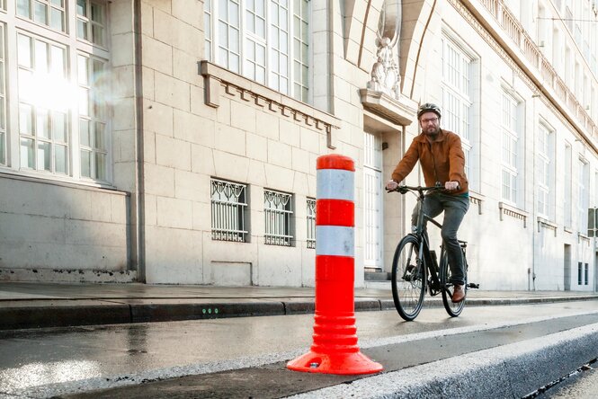 Anjes Tjarks mit Fahrrad auf einem Radweg