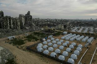 Zeltlager vor zerstörten Gebäuden in Gaza