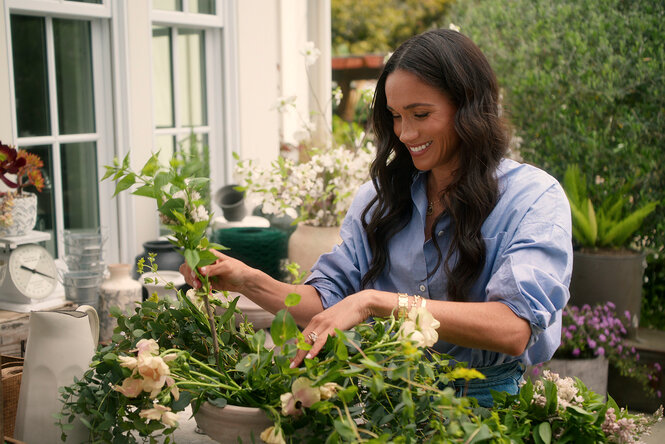 Szene der Fernsehserie With Love, Meghan. Meghan Markle arrangiert lächelnd einen Blumenstrauß.