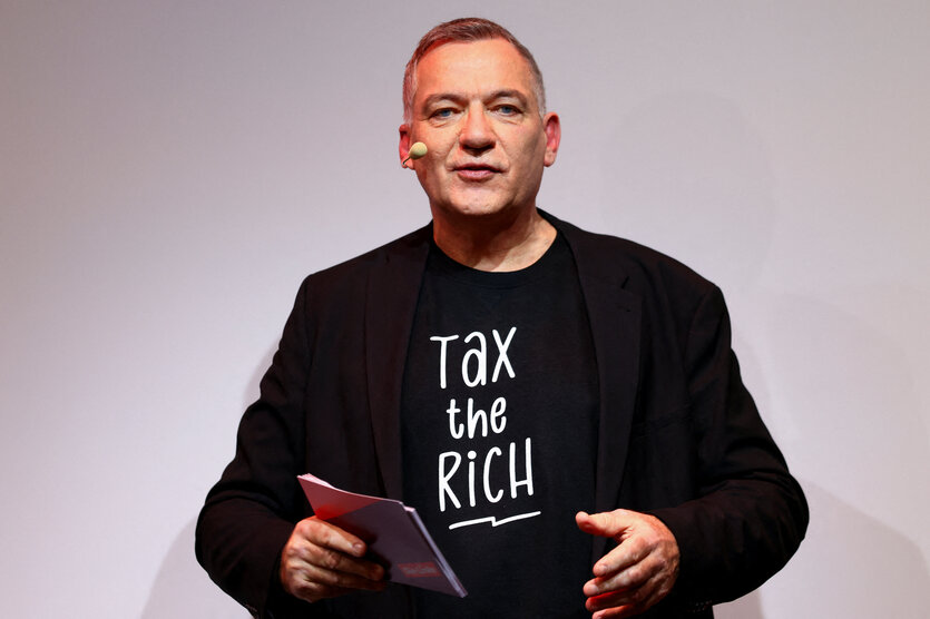 Jan van Aken mit "Tax the Rich" schwarzem Shirt