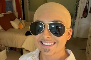 Person mit Glatze, Sonnebrille und Bart , Pitbull Imitat