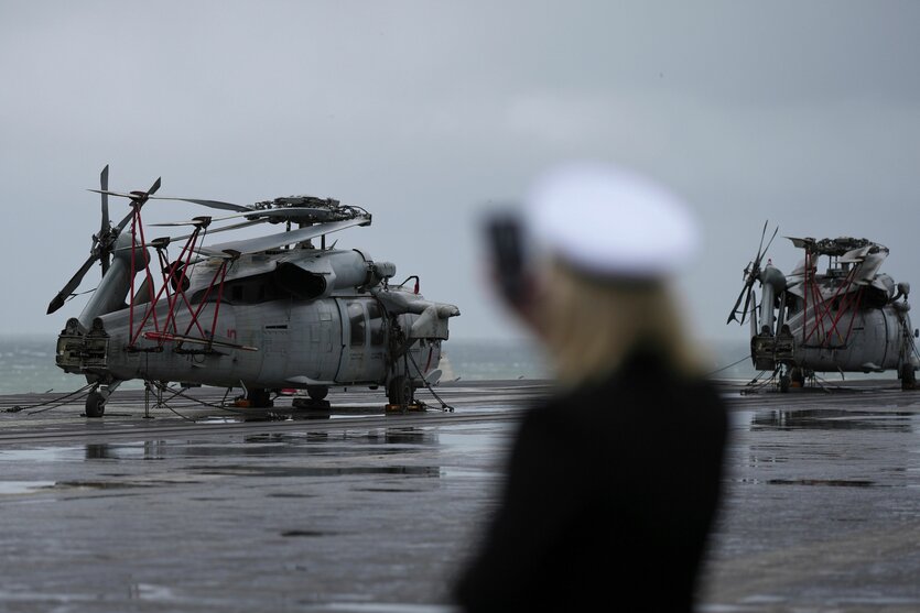 Helicopter auf dem Deck des Flugzeugträgers USS Carl im südkoreanischen Busan