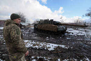 Ein Leopard-Panzer mit einem ukrainischen Soldaten.