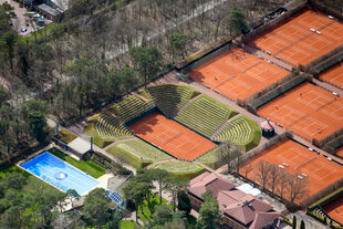 Das Bild zeigt den Tennisplatz von Blau-Weiß