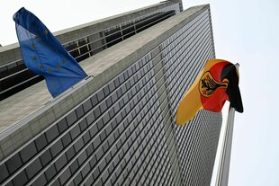 flatternde Europa - und Deutschlandfahne vor der Bundesbankzentrale