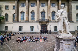 Sit-In unter Humboldt Figur vor der Universität