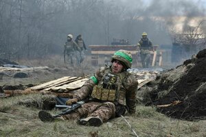 Ein erschöpfter Soldat bei einer Übung.