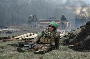 Ein erschöpfter Soldat bei einer Übung.