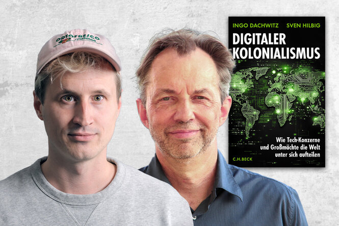 zu sehen sind: Die Autoren Ingo Dachwitz und Sven Hilbig vor dem Hintergrund ihres Buchcovers "digitaler Kolonialismus"