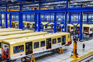 Unfertige U-Bahn-Wagen in einer Montagehalle