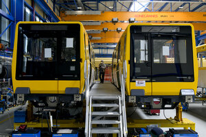 Unfertige U-Bahn-Wagen in einer Montagehalle