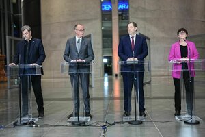 Mehrere Politiker stehen an Pulten bei einer Pressekonferenz