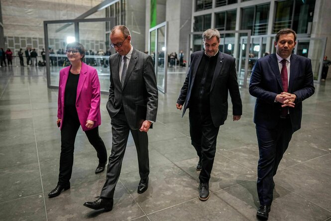 Saskia Esken, Friedrich Merz, Markus Söder und Lars Klingbeil laufen nebeneinander her