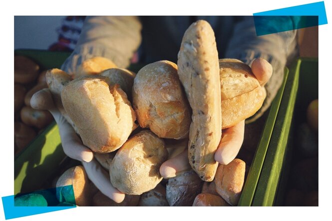 Zwei Hände voll mit brot und Brötchen