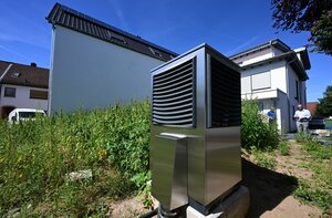 wärmepumpe steht vor einem Neubau