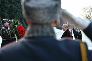 Ein Soldat salutiert am ?Tag des Verteidigers des Vaterlandes