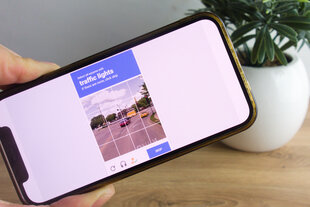 Smartphone, auf dem ein Bilder-Captcha zu sehen ich