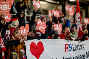 Fans auf der Tribüne halten Herzen hoch mit den Buchstaben RBL