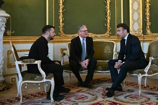 Selenskyj, Starmer und Macron unterhalten sich.