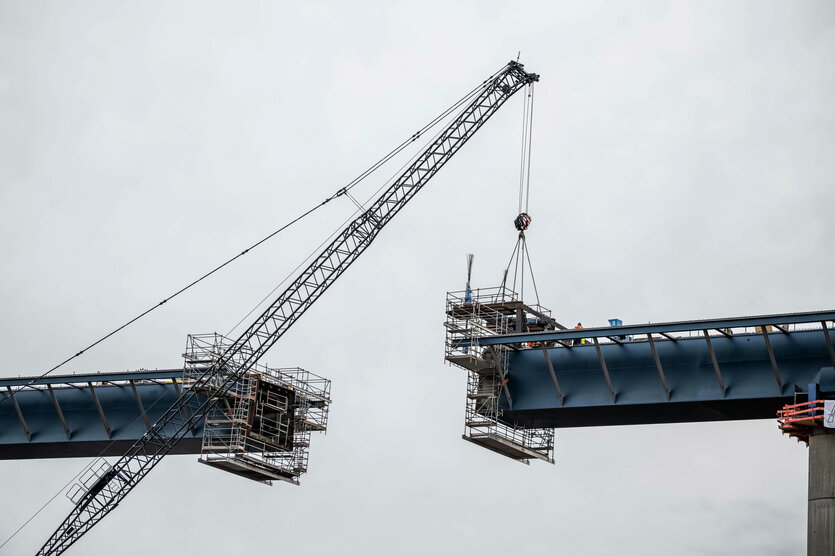 Brückenbaustelle mit Kran.