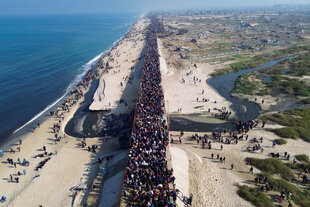 Lufbild : Meer , Strand und ein unendlicher Strom von Menschen