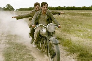 Zwei Männer auf einem Motorrad