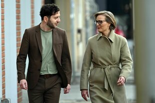 Felix Banaszak und Franziska Brantner unterhalten sich auf einer Straße.