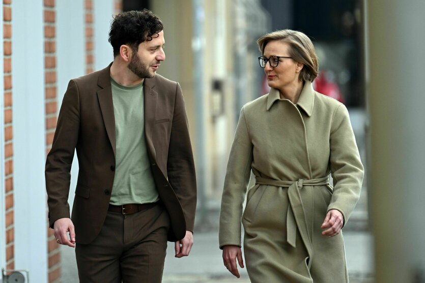 Felix Banaszak und Franziska Brantner unterhalten sich auf einer Straße.